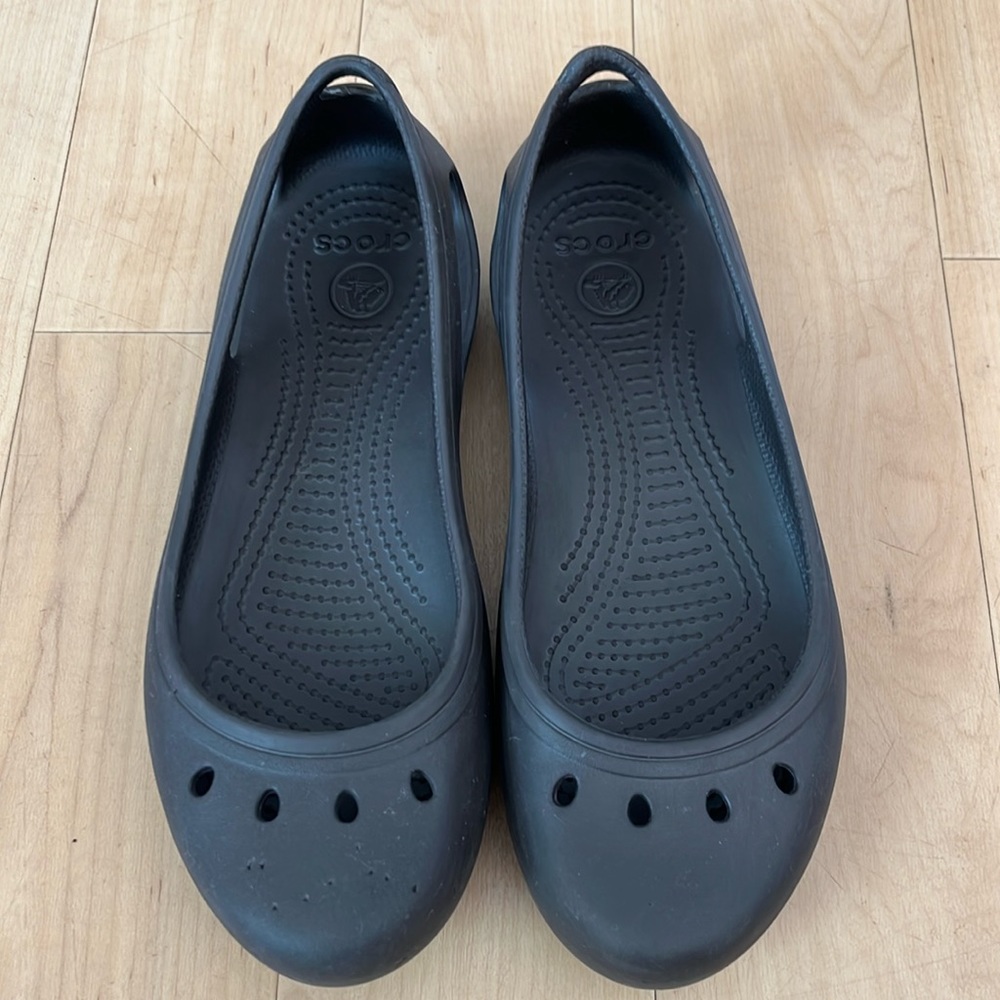 CROCS FLATS Size 8 Brown